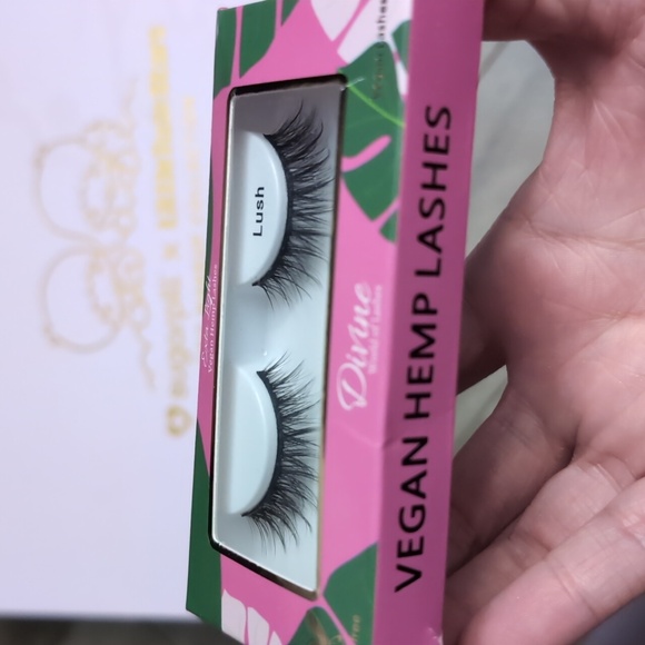 Divine world of lashes lush - Picture 3 of 5